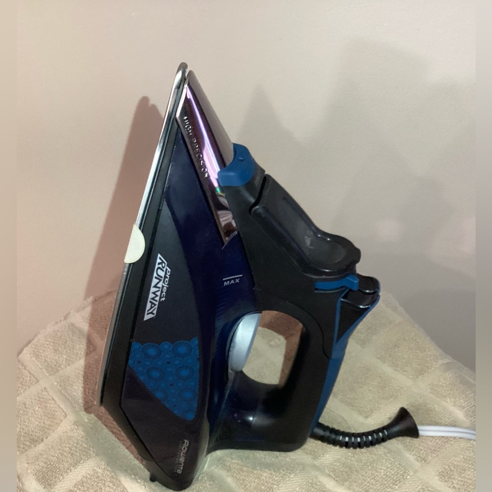 New Rowenta DW5051 Iron - Project Runway Edition - Picture 4 of 10
